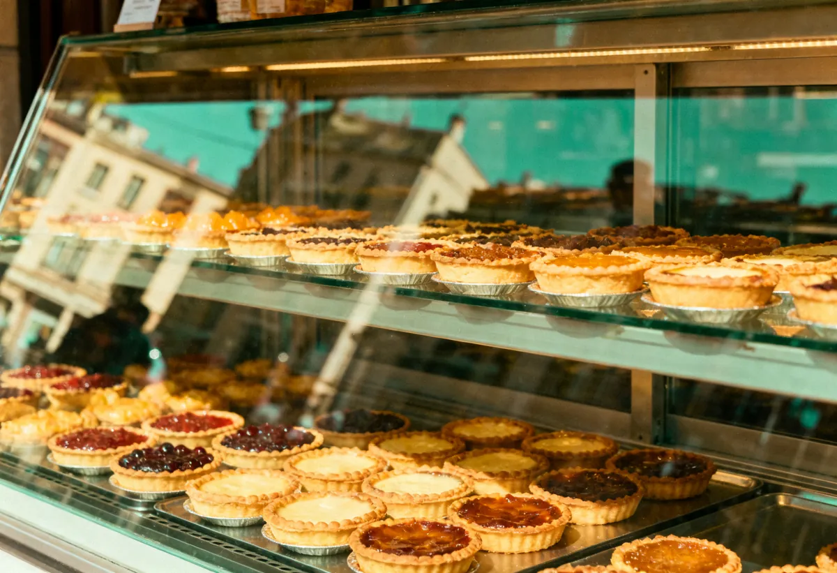 Vitrine de pâtisserie avec des tartes alignées